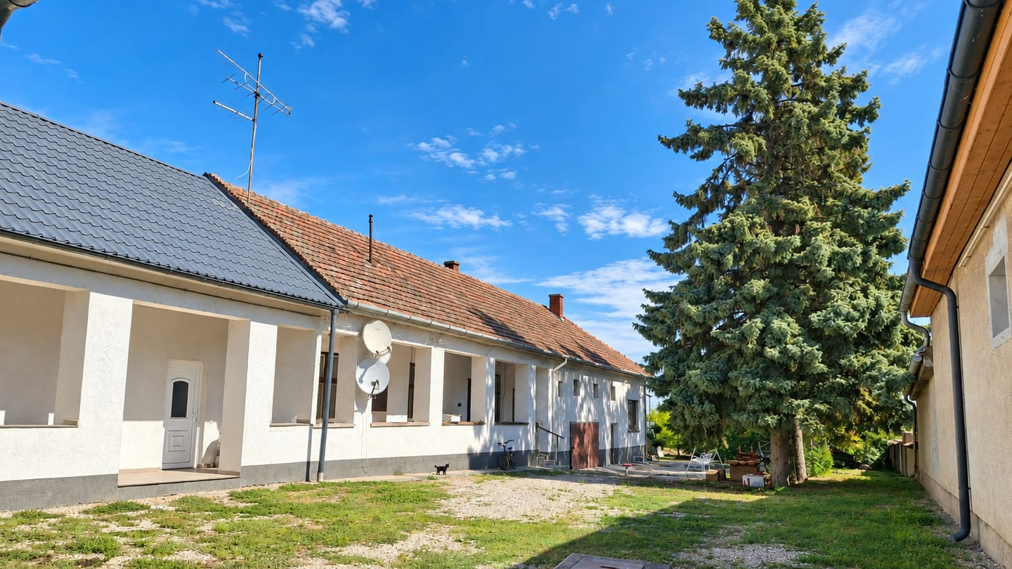 House with commercial site – Ádánd